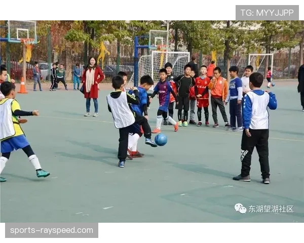 通讯:“社区足球日”活动增设战术讲解环节,吸引家庭观众参与